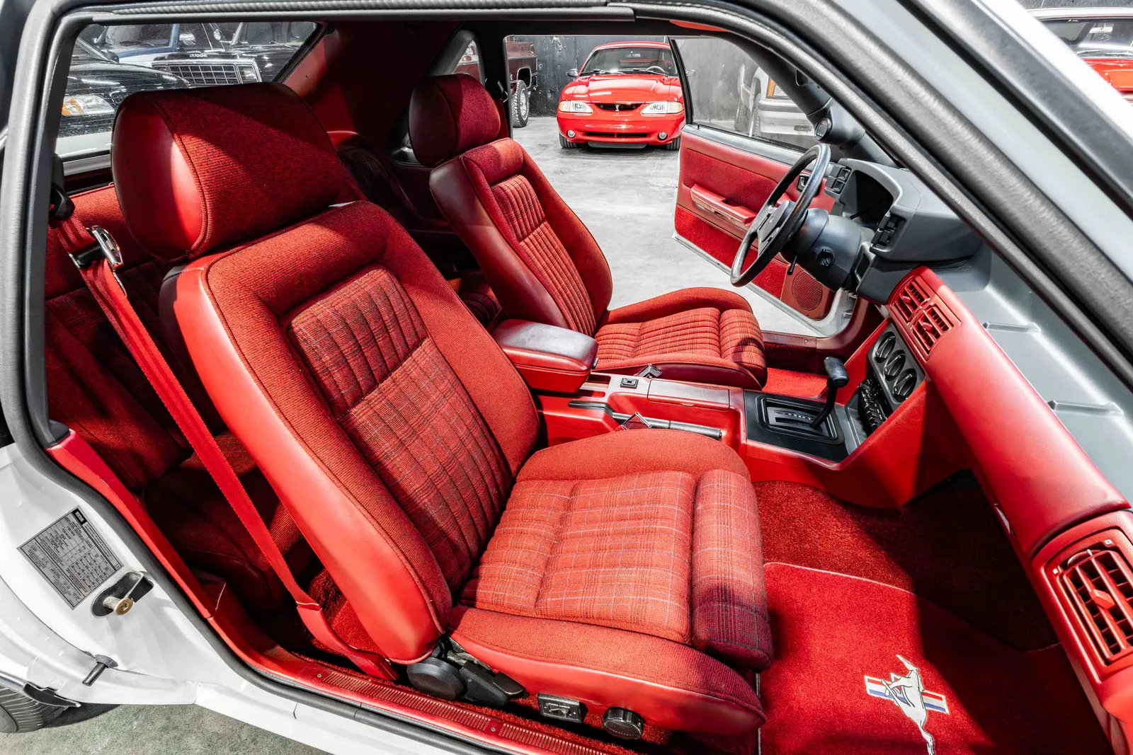 1989-Ford-Mustang-25th Anniversary-White-235432-47.jpg